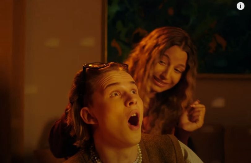 Julia Wieniawa w teledysku duetu Kacperczyk