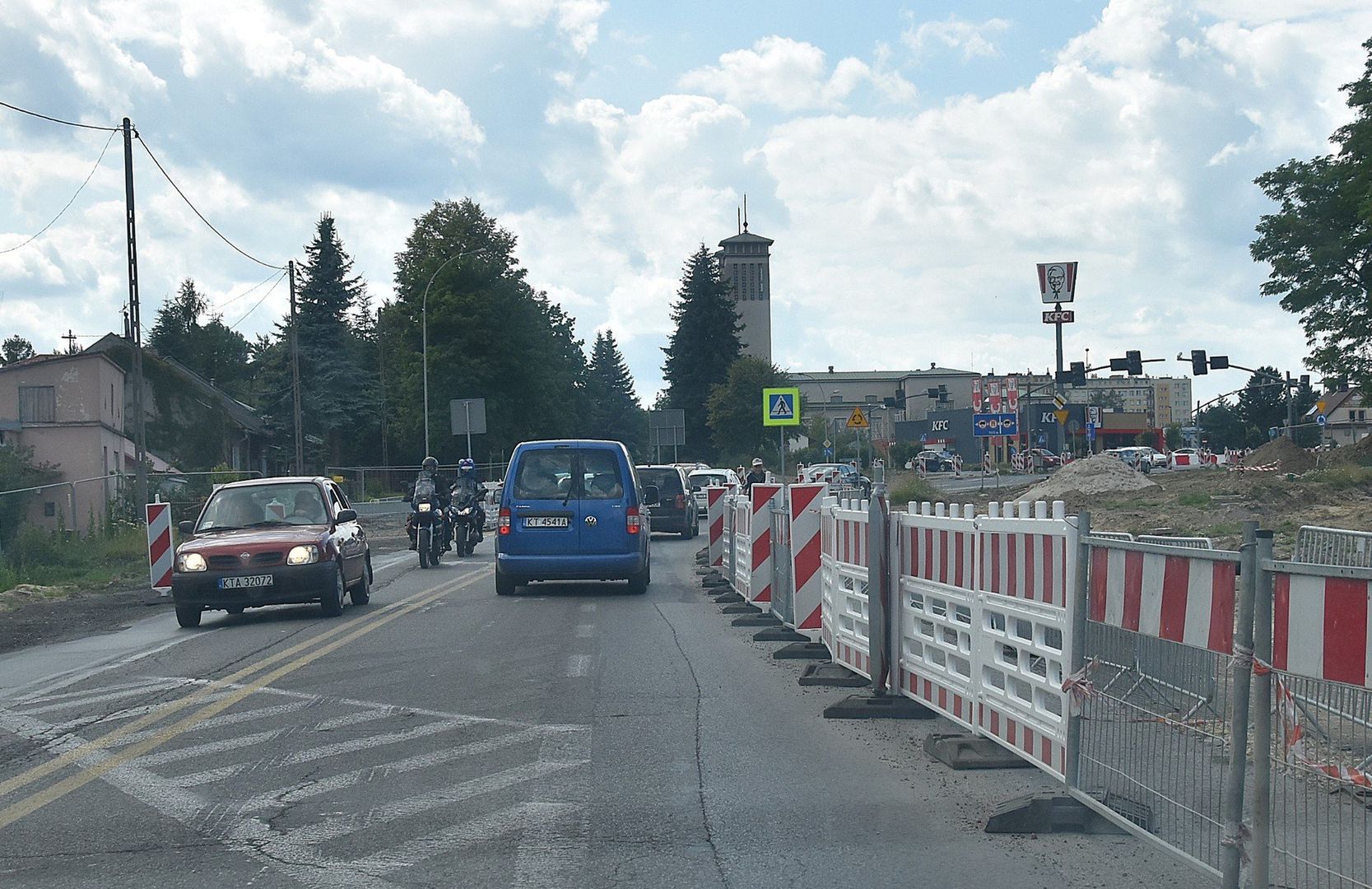 Ulica Lwowska w Tarnowie została rozkopana, zwłaszcza w rejonie wiaduktu kolejowego oraz wprowadzono nową organizację ruchu w tym miejscu. Remont się przeciągnie a to oznacza, że utrudnienia dla kierowców potrwają dłużej