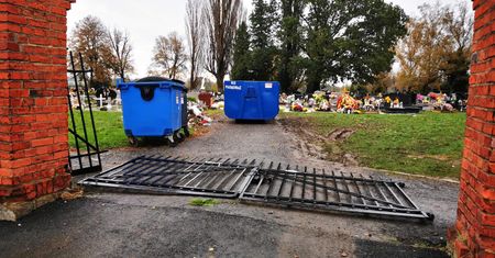 Opolszczyzna. Wandale wyrwali cmentarną bramę. Apel proboszcza