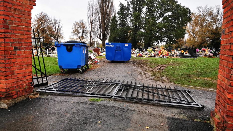 Opolszczyzna. Wandale wyrwali cmentarną bramę. Apel proboszcza (Fot. parafia św. Mikołaja w Kopernikach)