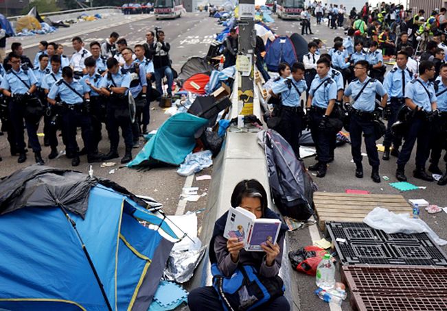 Protesty w Hongkongu. To koniec parasolkowej rewolucji?