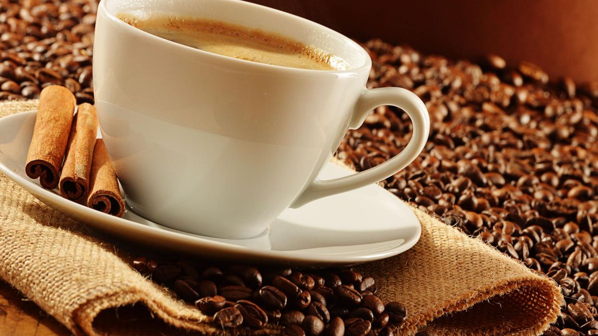 Połączenie cynamonu, miodu oraz oleju kokosowego to dobry dodatek do kawy 