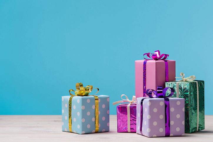 Jakie prezenty na urodziny wybrać? Pomysły na sprawdzone uniwersalne podarunki