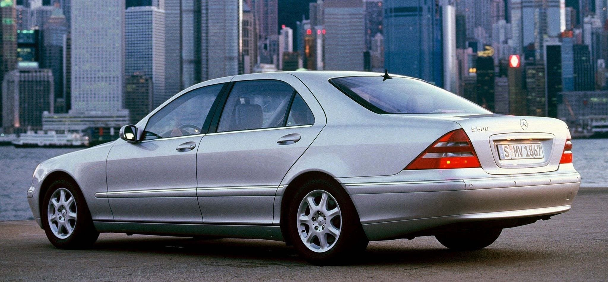 Tego nie polecamy - bardzo atrakcyjny wizualnie i cenowo, ale strasznie drogi w naprawach i korodujący Mercedes Klasy S W220.