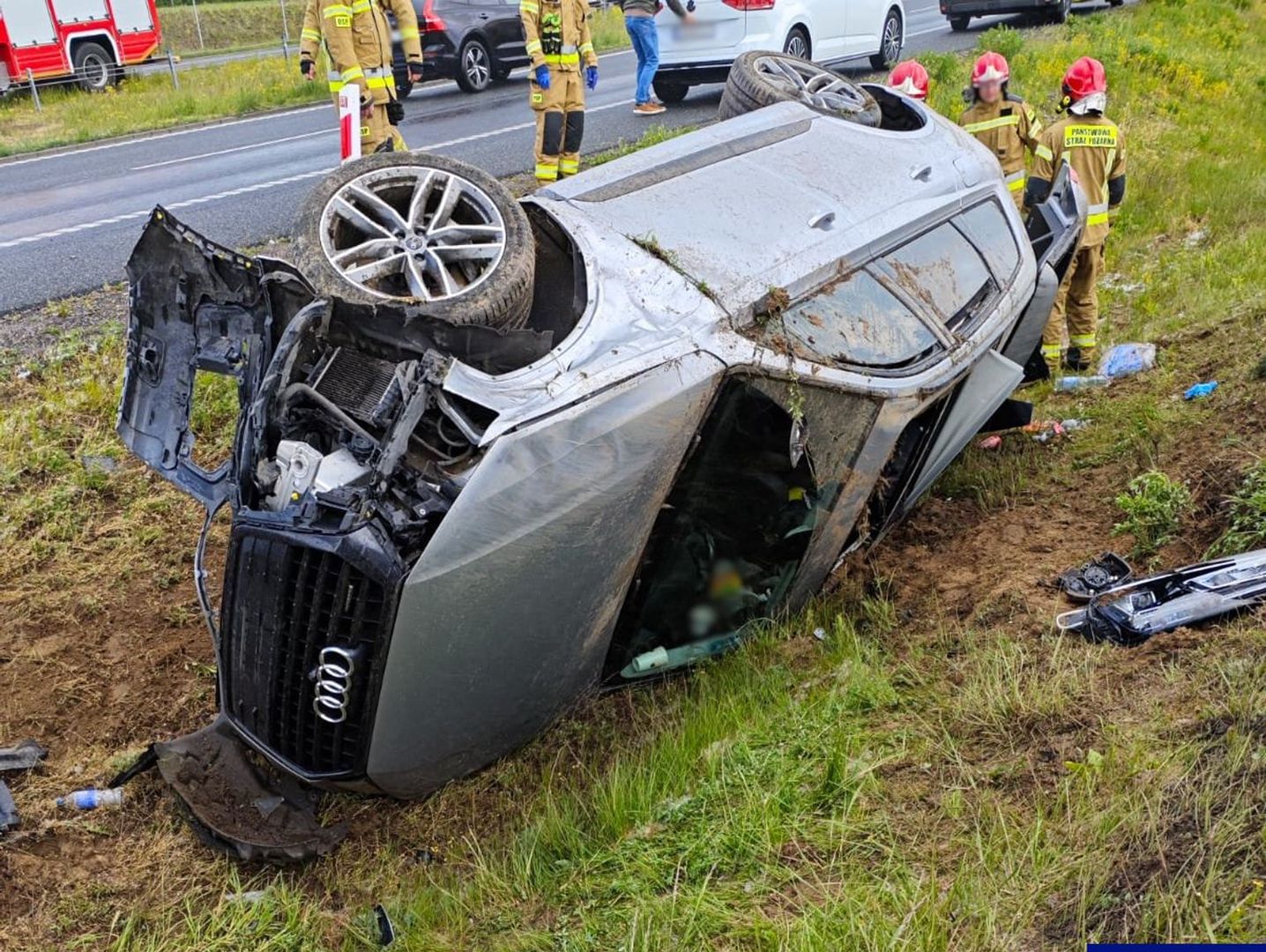 Frąknowo: 25-latka dachowała audi na drodze ekspresowej. Kobieta podróżowała z dwuletnim dzieckiem