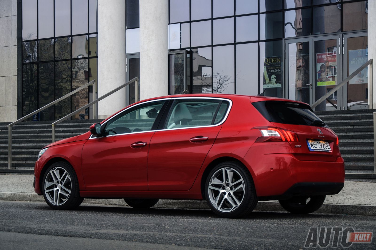 Peugeot 308 przed Filharmonią Częstochowską