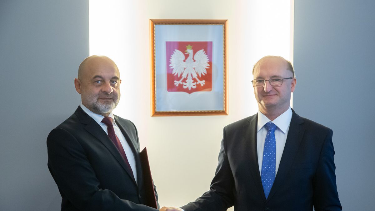 Nominację nowemu wiceministrowi wręczył wiceminister spraw zagranicznych Piotr Wawrzyk