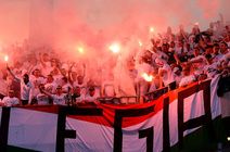Kibice Legii Warszawa nie weszli na stadion w Białymstoku. Powodem flaga