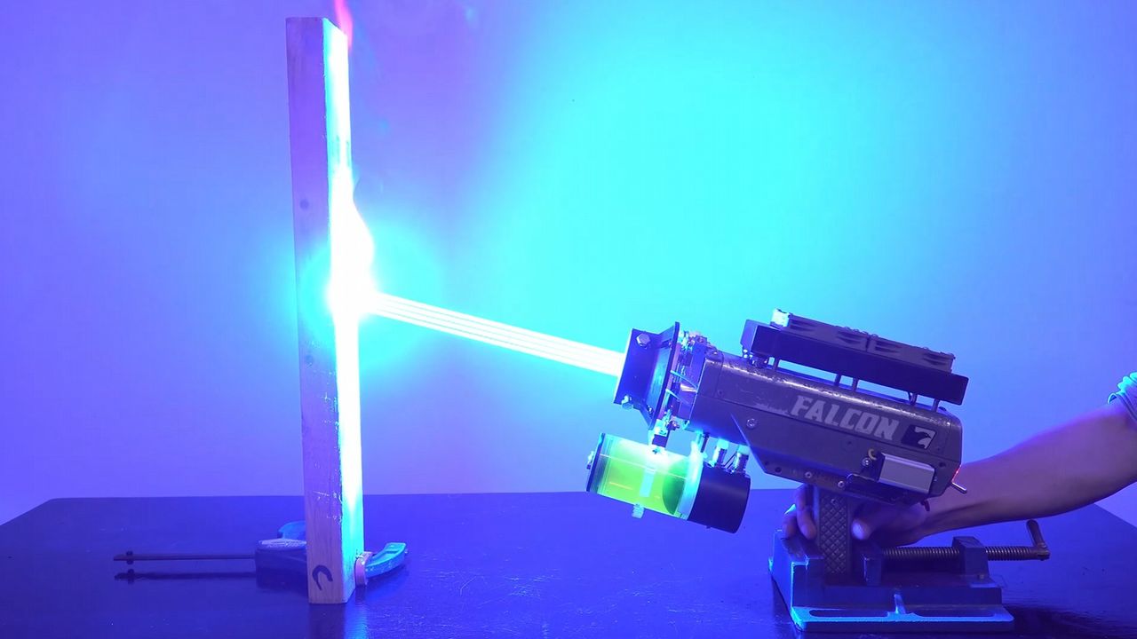 Youtuber zbudował w domu laser, który topi wolfram i przepala diamenty