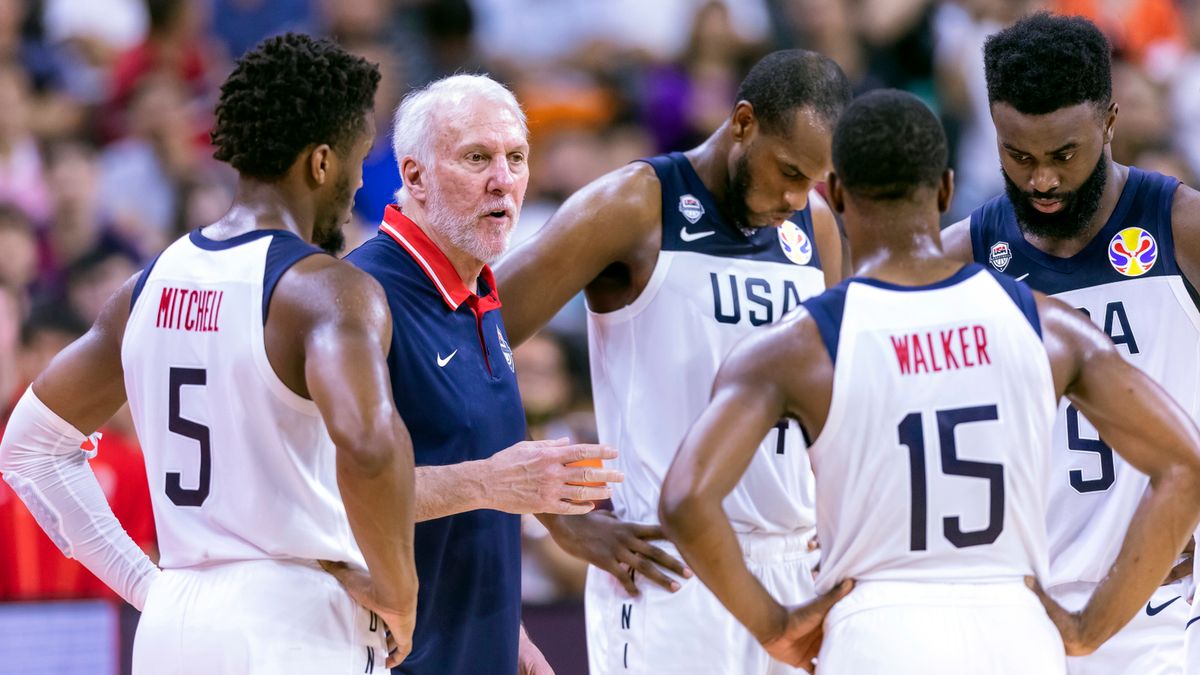 PAP/EPA / ALEX PLAVEVSKI / Na zdjęciu: trener Gregg Popovich (drugi z lewej)