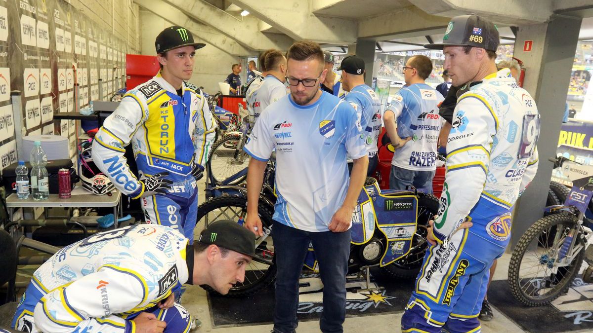 Park maszyn Get Well Chris Holder siedzi Za nim Jack Holder, Karol Ząbik, Jason Doyle