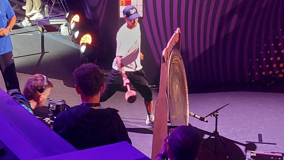 Twitter / Łukasz Cegliński  / Piotr Żyła uderzeniem w gong rozpoczyna mecz Polska-Belgia