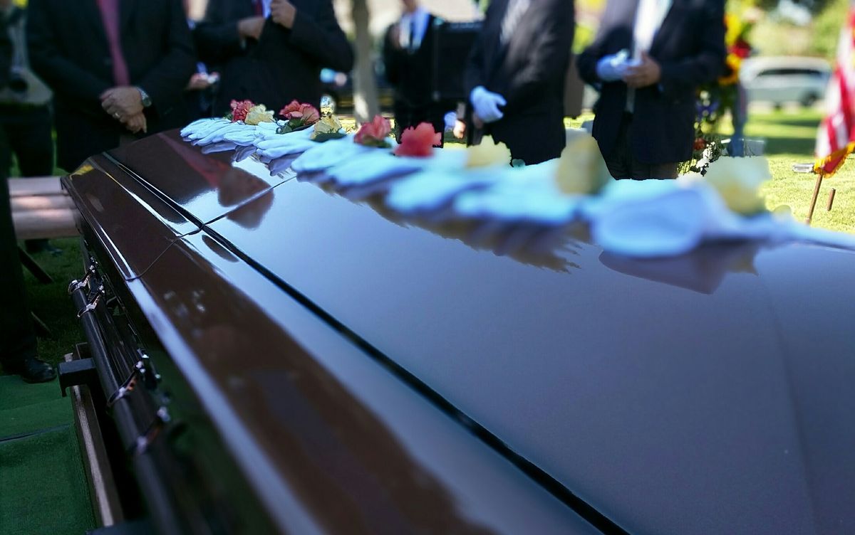 Pogrzeb transpłciowego nastolatka wywołał konflikt między rodzicami.