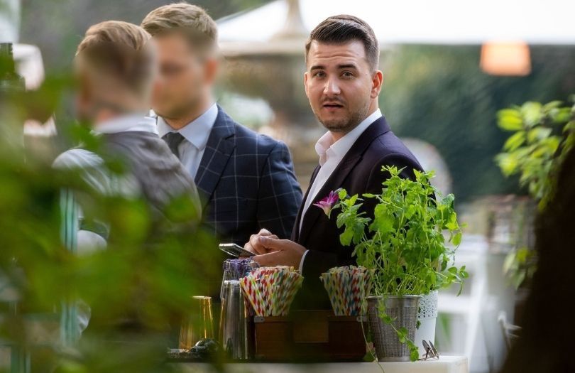 Bartłomiej Misiewicz polewa znajomym "Misiewiczówkę"