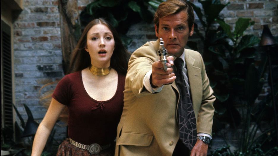 Jane Seymour z Rogerem Moorem na planie "Żyj i pozwól umrzeć"