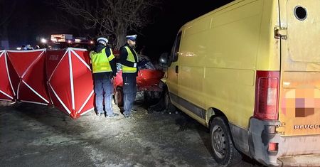 Tragedia na drodze powiatowej. Nie żyje 79-latka kierująca fiatem