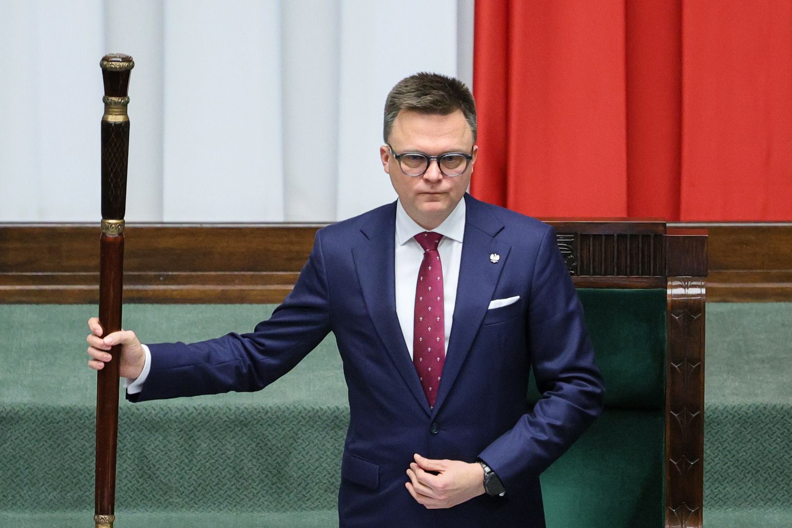 Przepychanki przed Sejmem. Szymon Hołownia reaguje