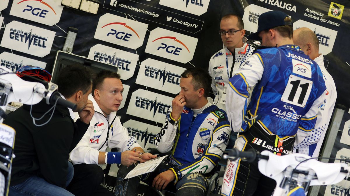 WP SportoweFakty / Grzegorz Jarosz / Narada w Get Well. W środku Grzegorz Walasek.