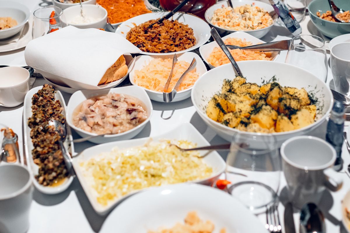 Barszcz z uszkami, karp, pierogi, śledzie to popularne dania
