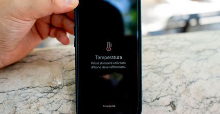 Jak schłodzić przegrzany telefon? Unikaj tych błędów