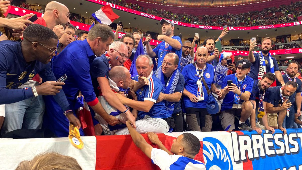PAP/EPA / Tolga Bozoglu / Na zdjęciu: Kylian Mbappe z kibicami