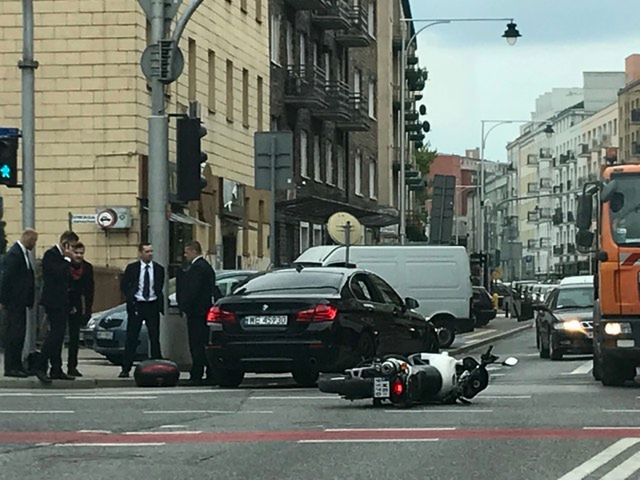 Warszawa. Motocyklista przewrócił się na skrzyżowaniu, "przestraszył się" kolumny SOP