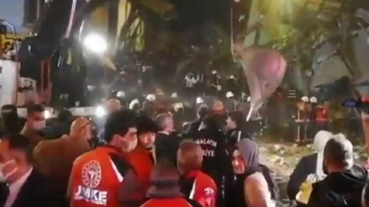 Pod gruzami utknęło 20 osób.