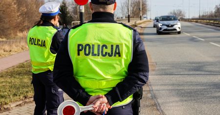 Szokujące zdarzenia na Mazowszu. Kierowca leżał obok samochodu