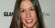 Tak dziś wygląda Alanis Morissette. 49-letnia gwiazda muzyki błyszczy na gali CMT Music Awards (ZDJĘCIA)