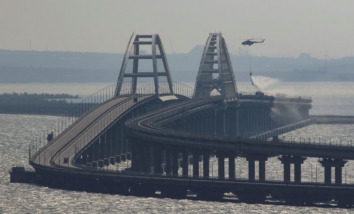 Helikopter w akcji nad Mostem Krymskim po eksplozji