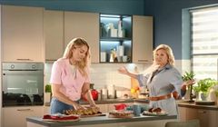 Kasprzyk i Socha reklamują meble kuchenne z Salonów Agata pod wymiar