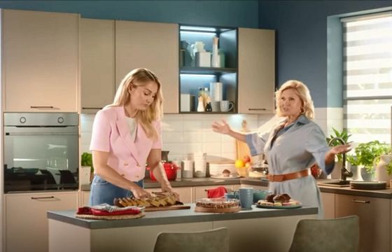 Kasprzyk i Socha reklamują meble kuchenne z Salonów Agata pod wymiar