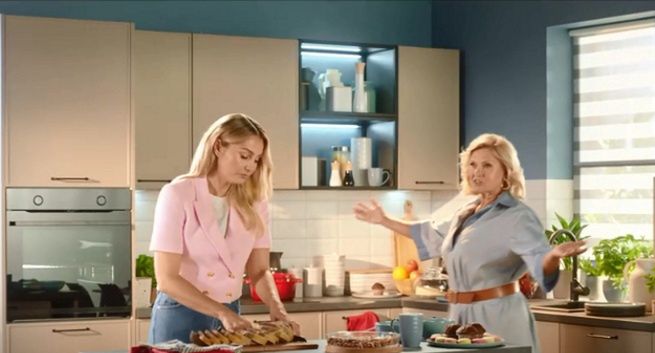 Kasprzyk i Socha reklamują meble kuchenne z Salonów Agata pod wymiar