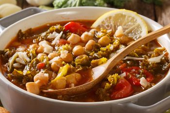 Kilka warzyw wrzucam do gara i po chwili obiad gotowy. Rozgrzewający i sycący, idealny na zimę