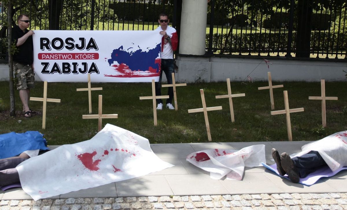 Krzyże i trumny przed ambasadą Rosji [ZDJĘCIA]