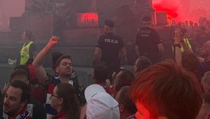Sceny w Krakowie. Policja chroni pomnika