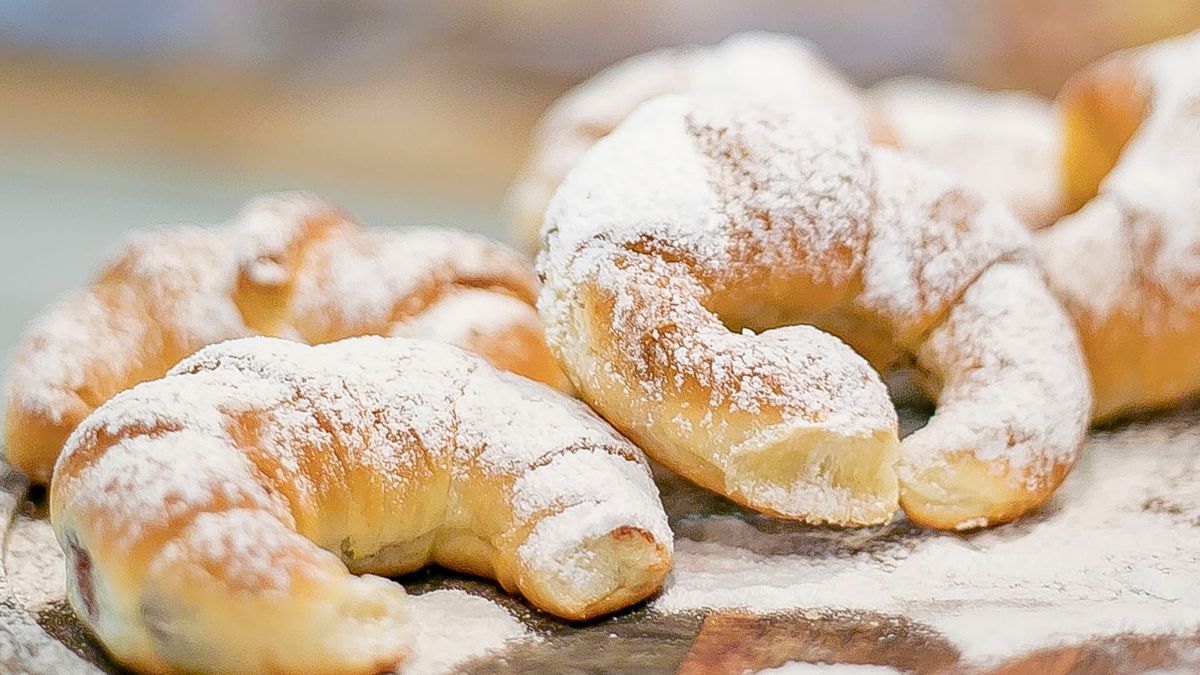 Maślane rogaliki z jagodami dosłownie rozpływają się w ustach
