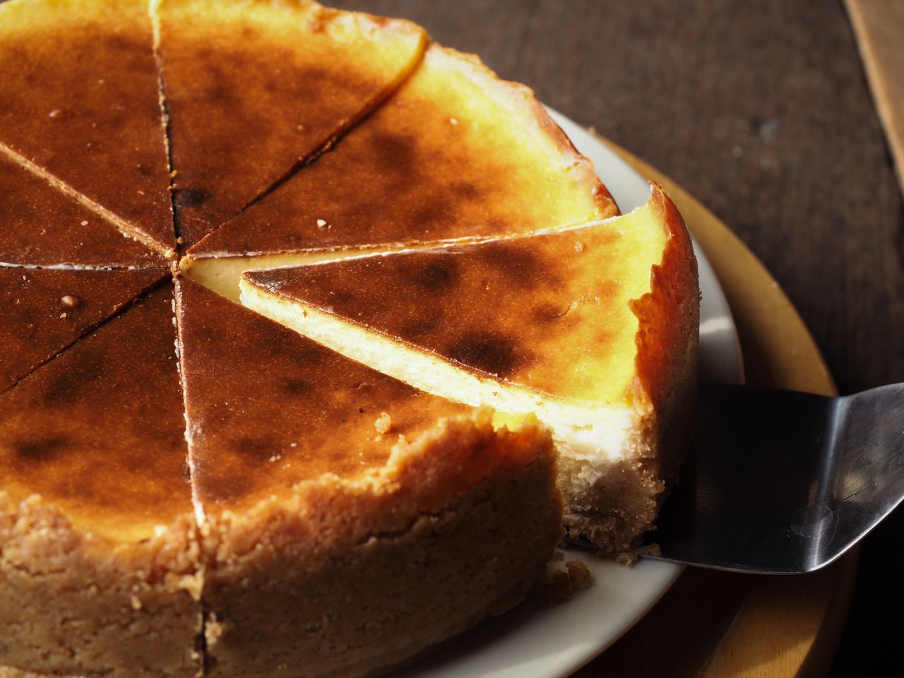 A sophisticated cheesecake does not need special decorations.