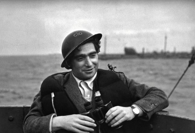 Robert Capa podczas inwazji na Normandię.