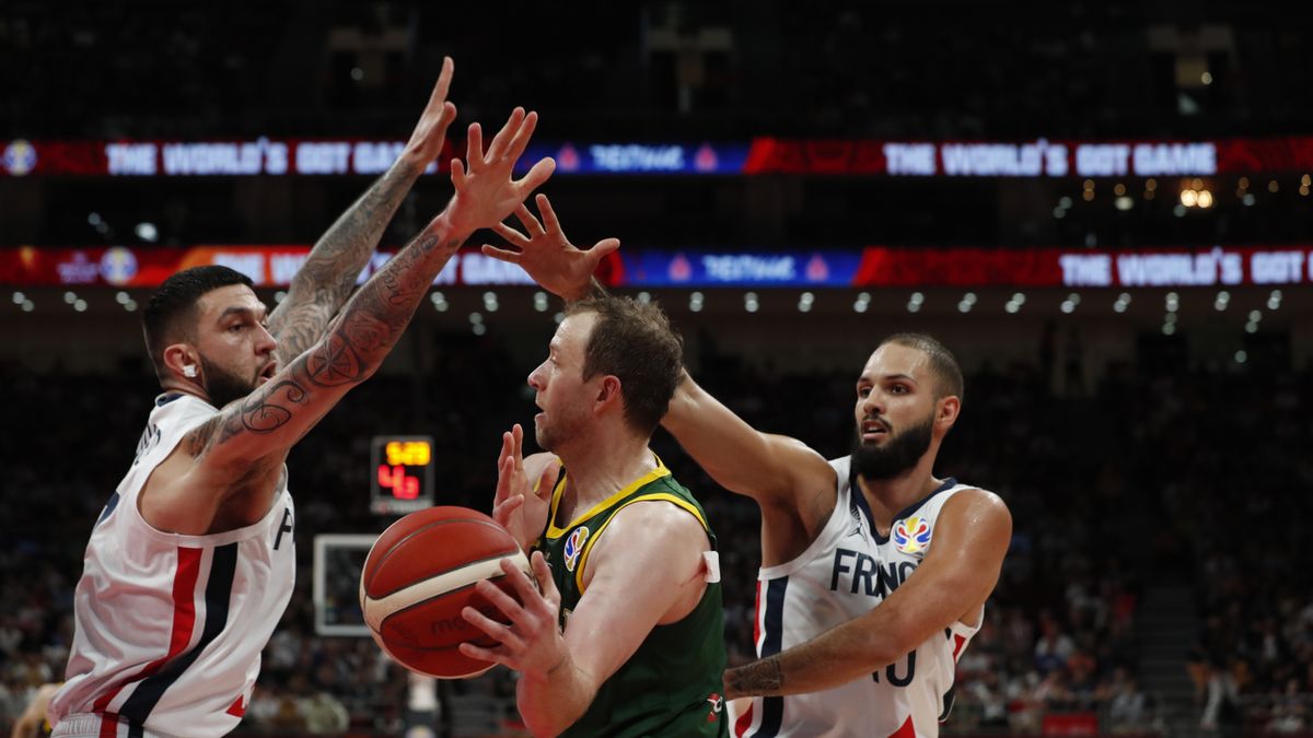 PAP/EPA / ROMAN PILIPE / Na zdjęciu: Joe Ingles (w środku) oraz Vincent Poirier (z lewej) i Evan Fournier (z prawej)