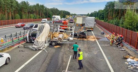 Karambol na A2. W Łódzkiem zderzyło się pięć aut, trzy osoby są ranne