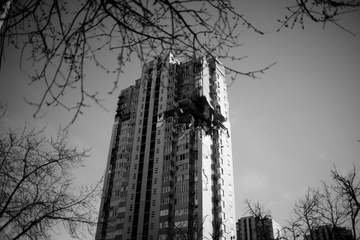 W ten wieżowiec nad ranem uderzyła rakieta. Kijów, 26 lutego 2022 roku