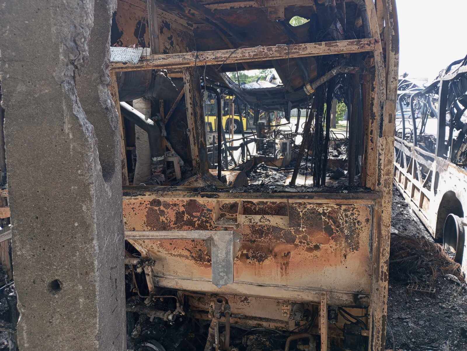 Wnętrze spalonego autobusu