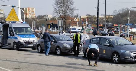 Kierowca hondy nie zachował ostrożności i uderzył w nieoznakowany radiowóz na rondzie z flagą [ZDJĘCIA]