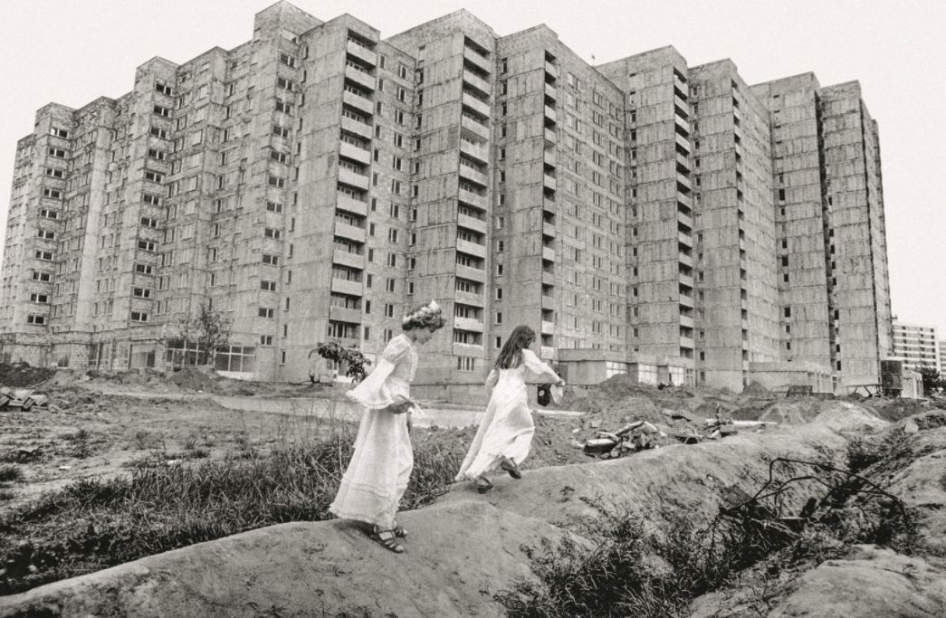 Warszawa. Jedna z prasowych fotografii, stanowiących ekspozycję wystawy "Ostrzej widzieć" w Domu Spotkań z Historią. Targówek, 16.12.1979. Fot. Andrzej Kiełbowicz