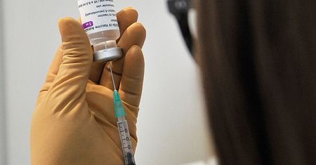 COVID-19. Nie żyje zaszczepiona 18-latka. Przypadek wzbudził szeroką dyskusję