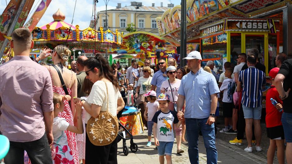 Dzień dziecka przyciągnął tłumy Kielczan do lunaparku na Placu Wolności 