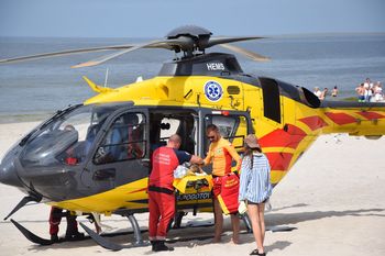 Chwile grozy na plaży w Łebie. Kilkuletnia dziewczynka straciła przytomność