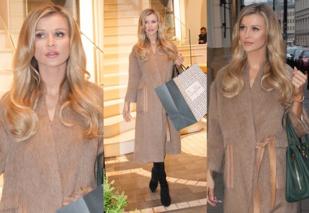 Joanna Krupa w beżowym płaszczu kupuje biżuterię