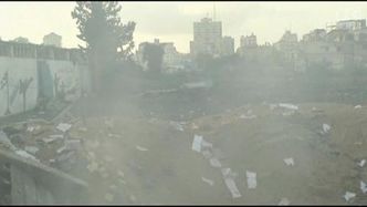 Uszkodzona komenda policji i siedziba Islamic Bank w Gazie